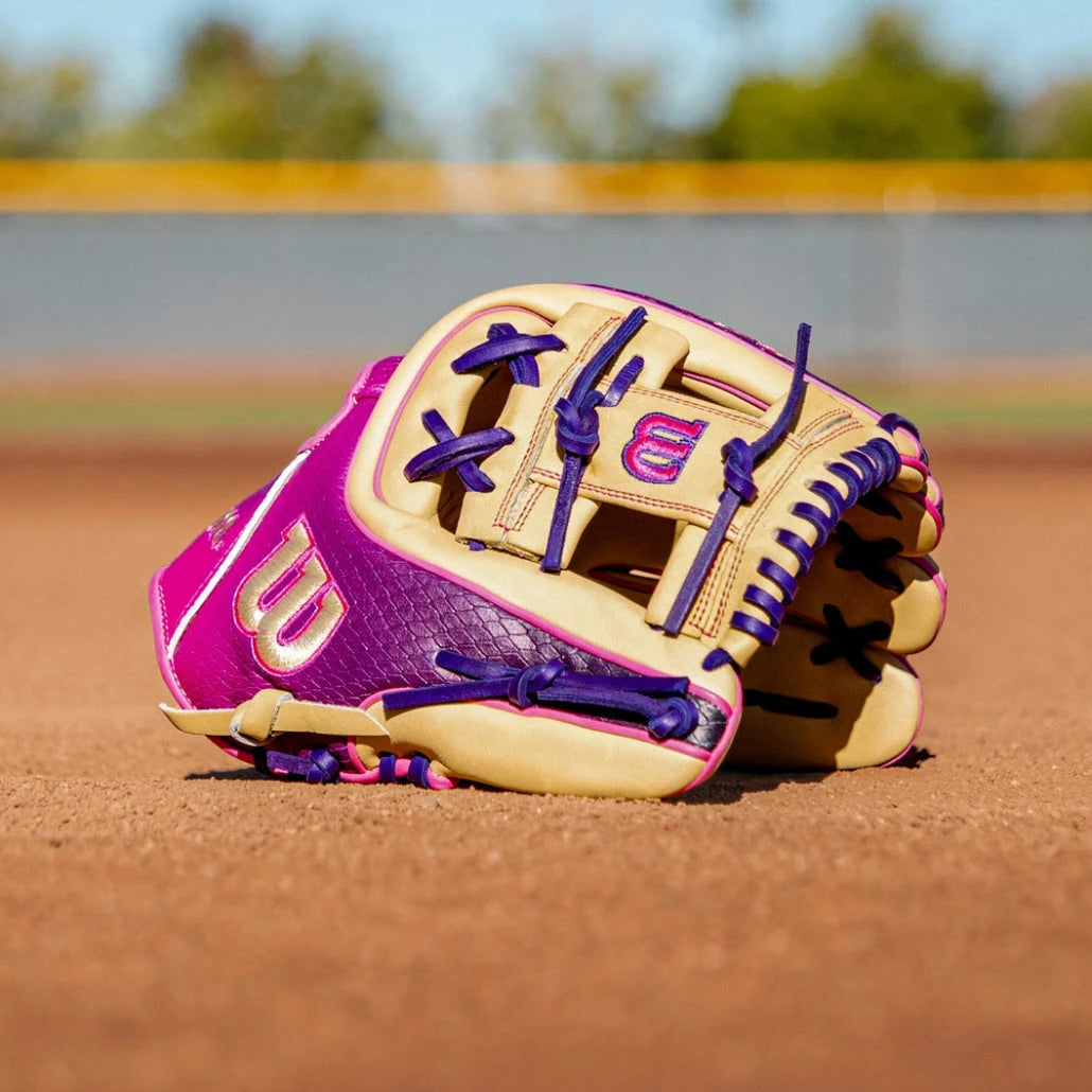 2027 Wilson A2000® 1720SS 11.5” Infield Baseball: WBG0009401RT115 Equipment Wilson Sporting Goods Wear on Left 